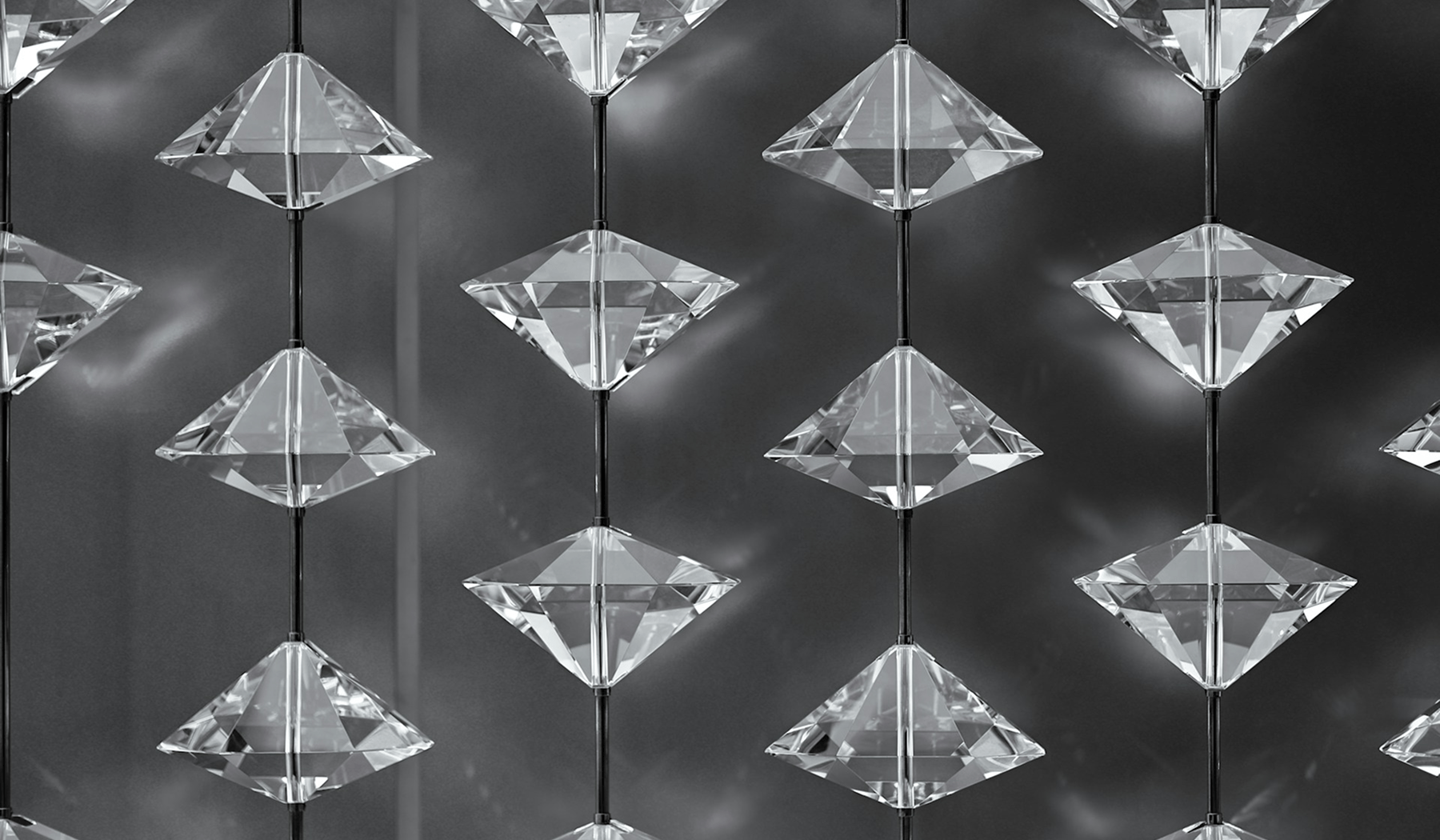 スワロフスキーを使ったアクセサリーの魅力。花嫁を輝かせるクリスタルの魔法 - iroy.