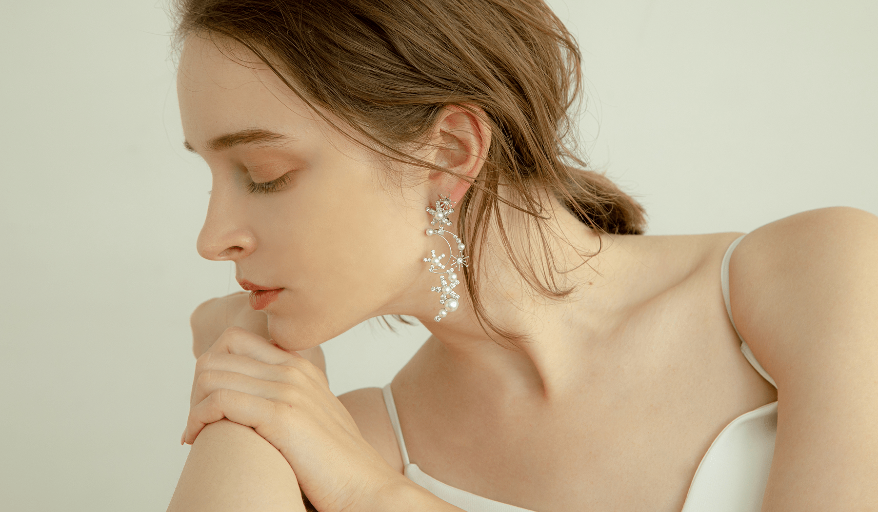 シルバーカラーのアクセサリーで魅せる、人気ブランドの最新ブライダルスタイル - iroy.