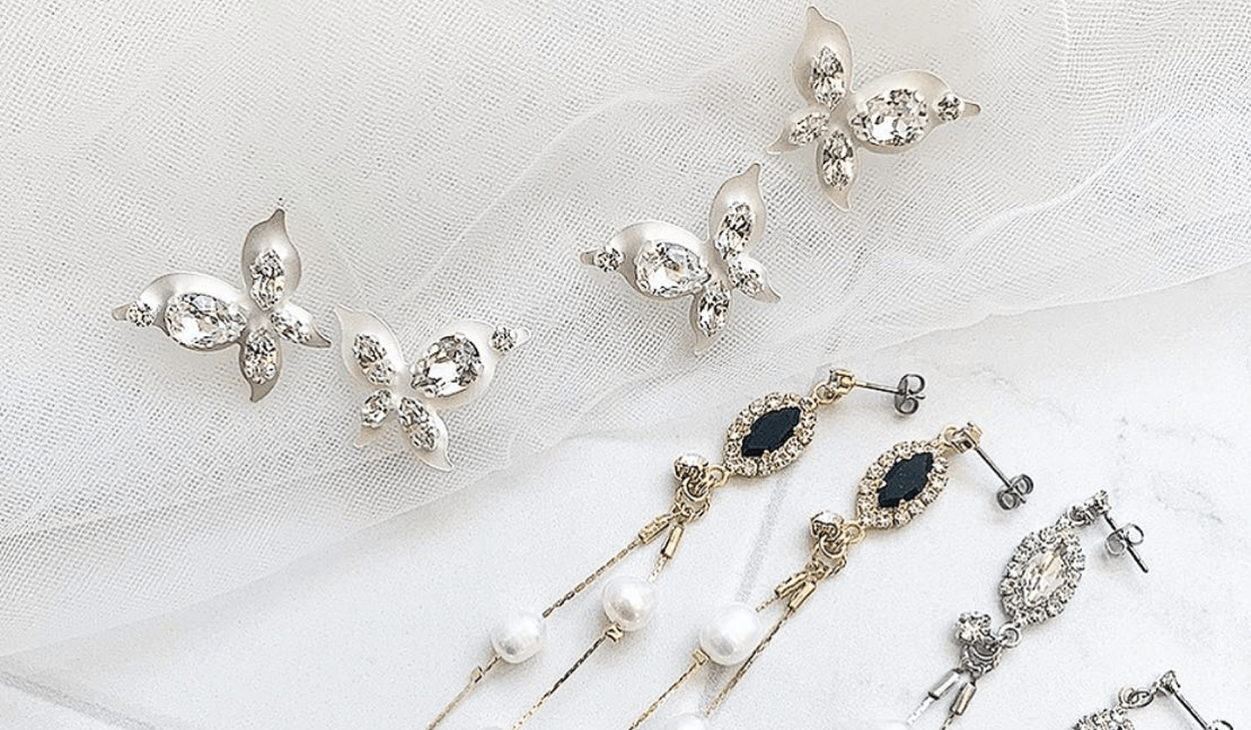 バタフライアクセサリーの魅力と意味。ブライダルを彩る羽ばたきの輝き - iroy.