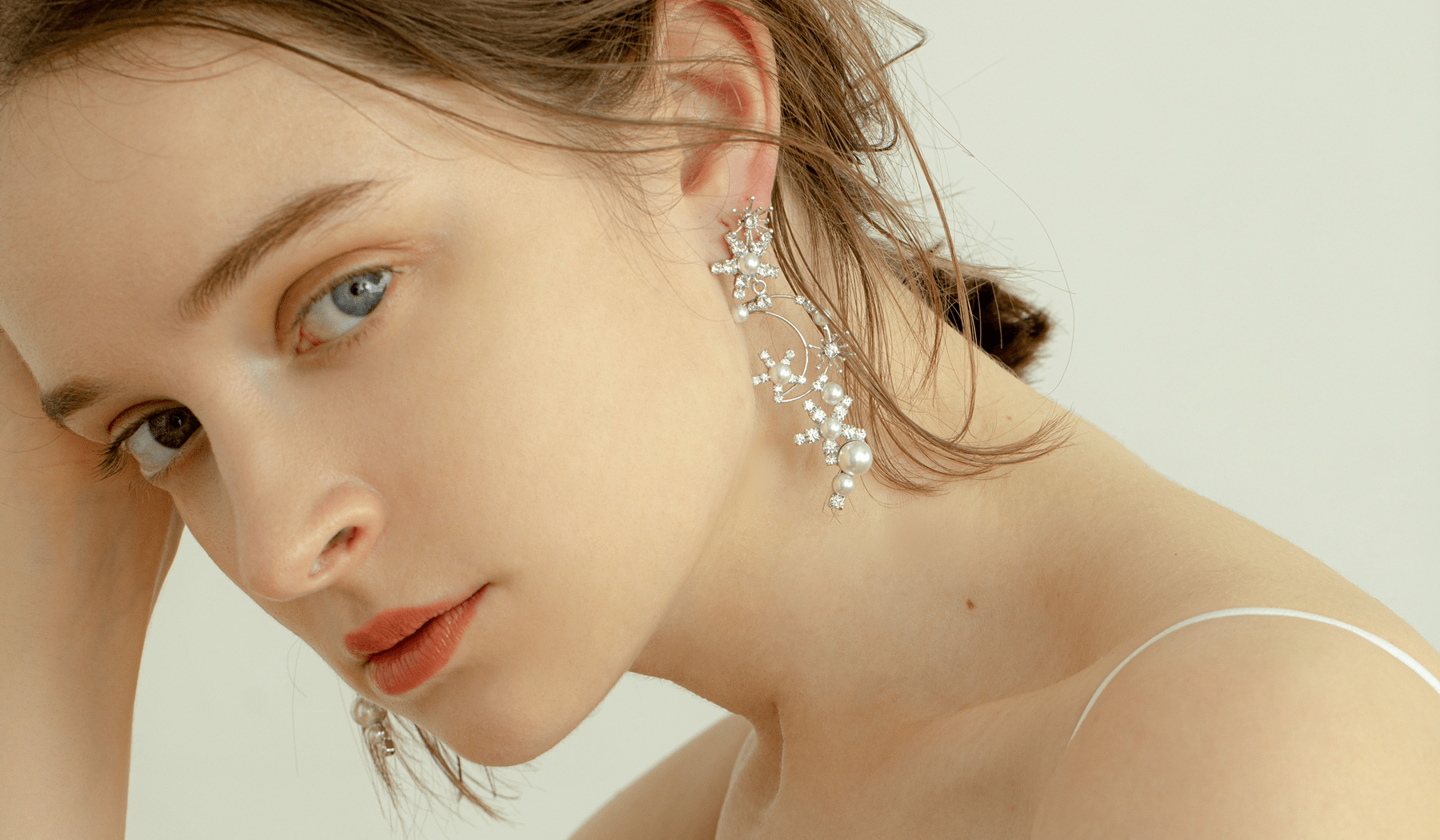 月モチーフアクセサリーの意味と魅力。ブライダルにも映える神秘的な輝き - iroy.