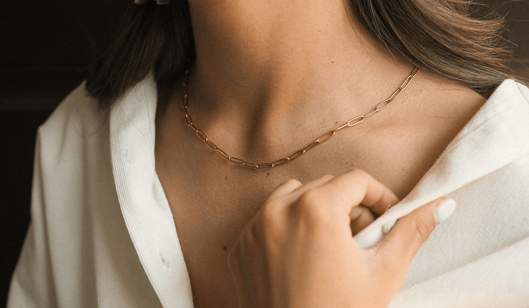 「ゴールドアクセサリーが似合う人」の共通点とは?—自分らしさを引き出す選び方ガイド - iroy.